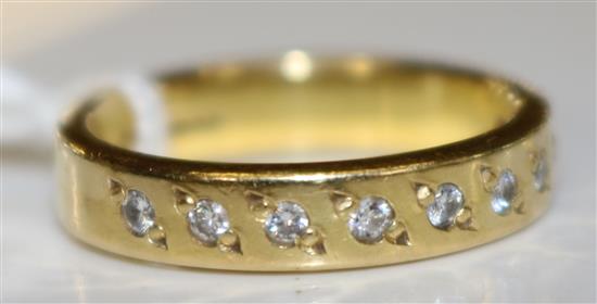 18ct gold ring set nine small diamonds